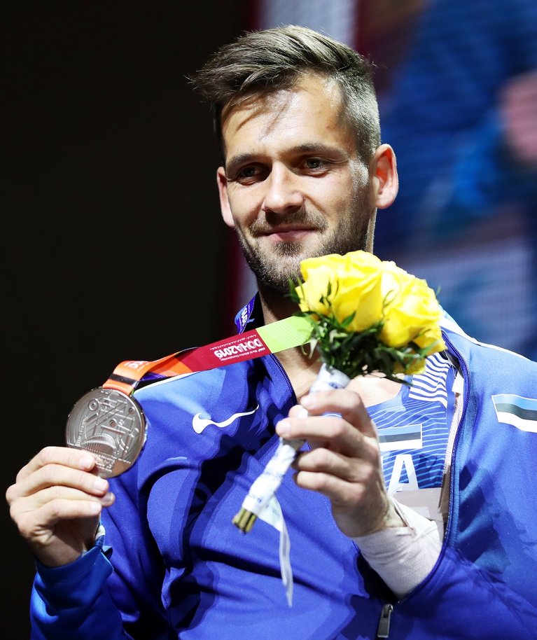 2019. aasta oktoobris seisis lahases käega Magnus Kirt Doha kergejõustiku MM-il poodiumil, kaelas hõbemedal. See on seni olnud viimane kord, kui Eesti meessportlane on olümpiaalal OM-il või MM-il medali saanud.