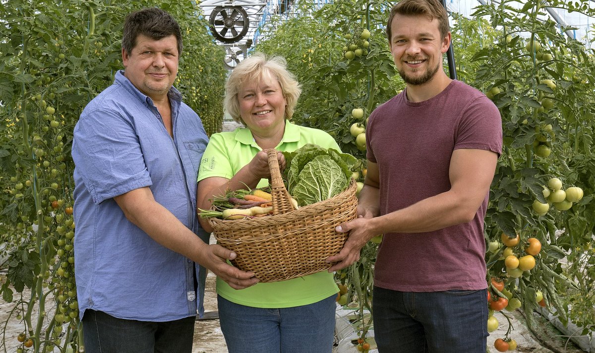 Pererahvas rõõmustab, et Rautsi talu köögiviljal on nii hea minek. Pildil on Aarne Põri koos abikaasa Jana ja poeg Taaviga.