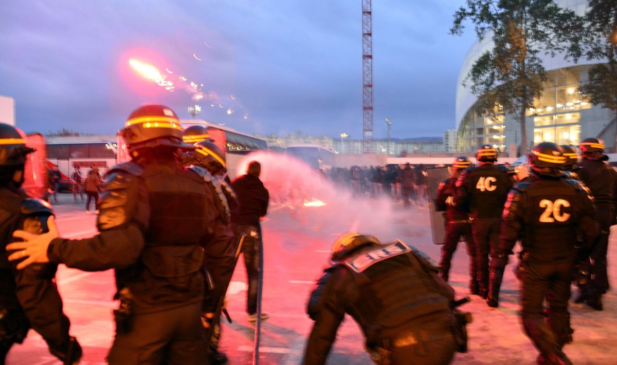 Prantsuse politsei rahutust maha surumas.