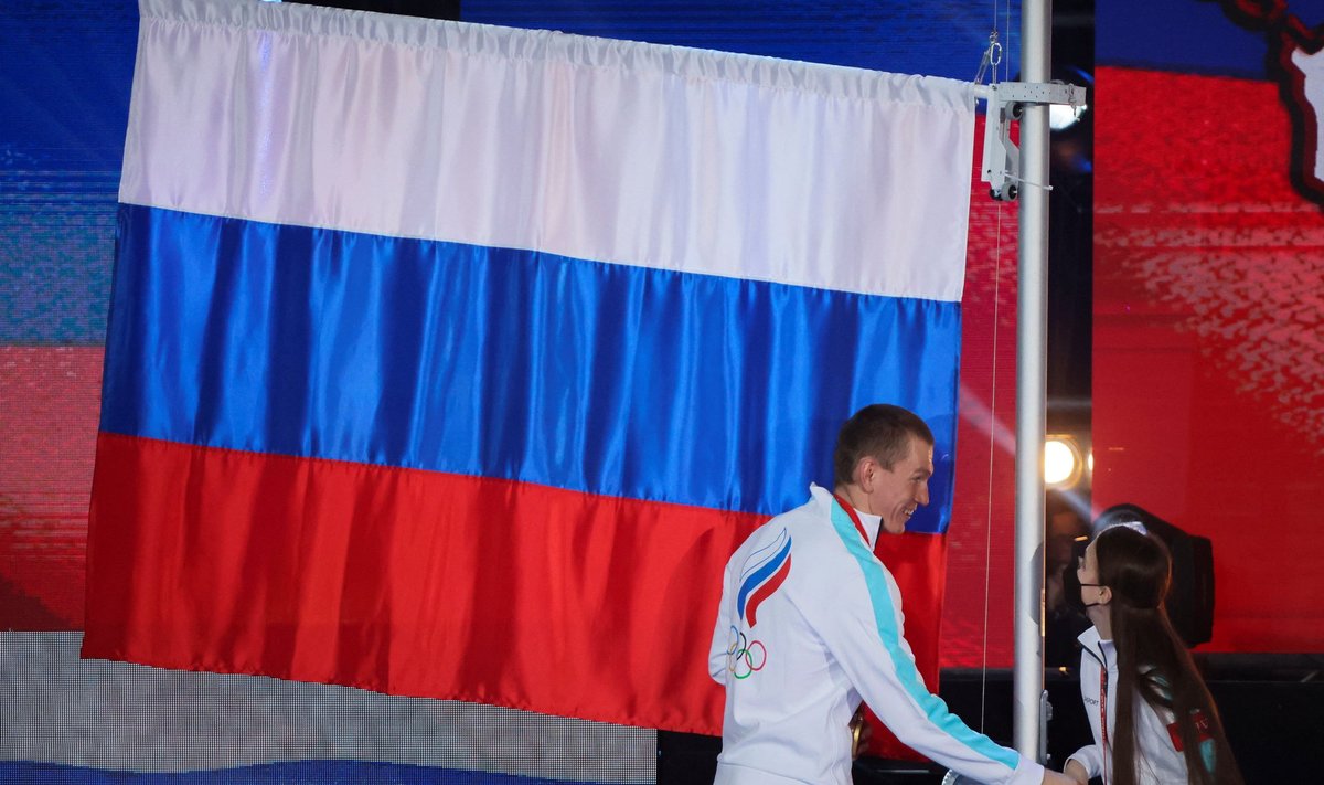 Флаг России и легенда российского лыжного спорта Александр Большунов
