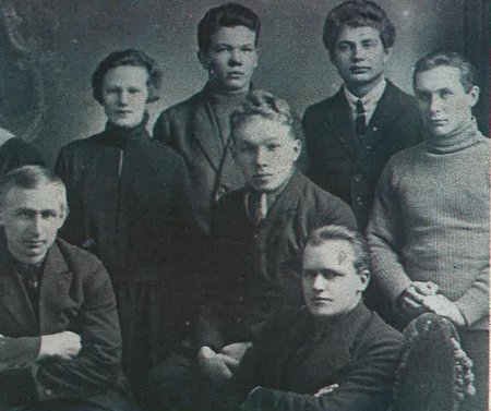PARTEISÕDURID VÕI -IDEALISTID? Olga (vasakult teine) oma tulevaste abikaasade Johannes Lauristini (vasakult neljas) ja Hendrik Allikuga (esiplaanil keskel) 1920ndate algul.
