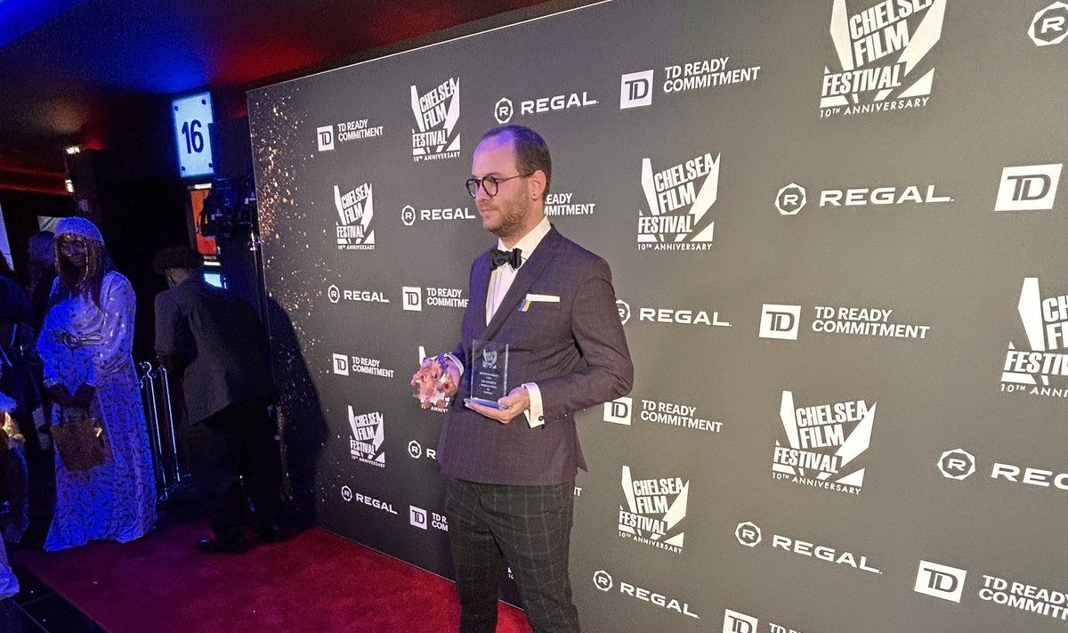 Jonas Tarm Chelsea filmifestivalil auhinda vastu võtmas.
