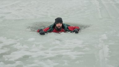 ФОТО И ВИДЕО | Что делать, если провалился под лед? Подробная видеоинструкция от таллиннских спасателей-волонтеров