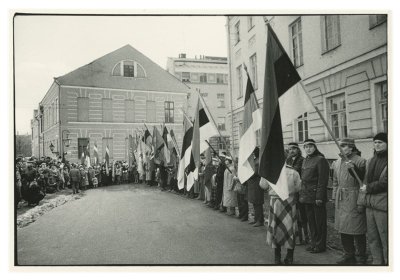 Pärast Eesti iseseisvuse väljakuulutamist algas uus aeg Tartu ülikoolis. Üliõpilased said nüüd riigilippudega teklid peas uhkelt ülikooli ees seista.