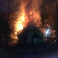 FOTOD: Paides põles lahtise leegiga tühjana seisnud elumaja. Sündmuskohale saadeti kogu maakonna päästjad