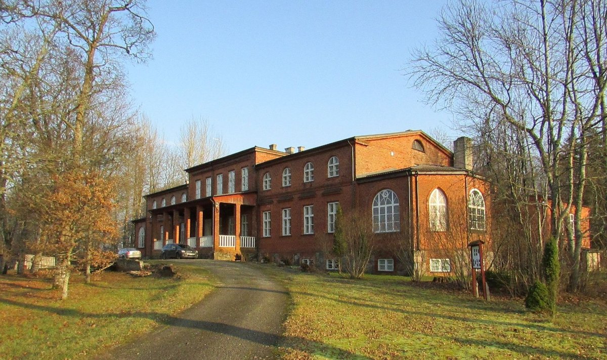 Tõenäoliselt rajas Zoepfel juba 1860. aastatel vabriku juurde isikliku elamu.