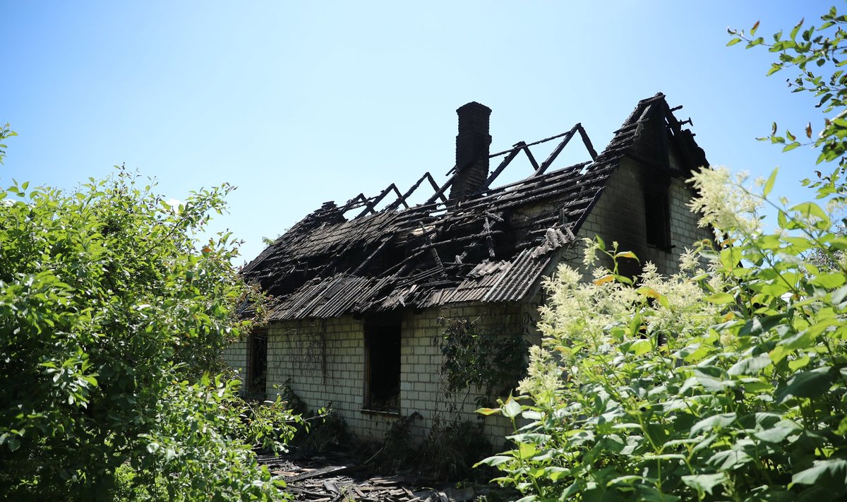 Esmaspäeval oli Tartumaal Kükitaja külas pühapäeval põlenud maja ümber vaikne ja ühtegi inimest näha polnud.