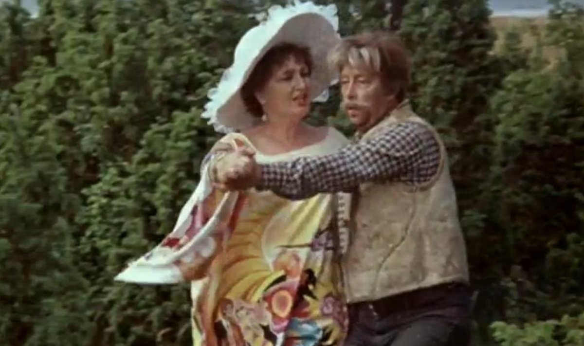 Kaader filmist "Siin me oleme" (1978) – Kohviveski (Lia Laats) ja Aadu Kadakas (Sulev Nõmmik).