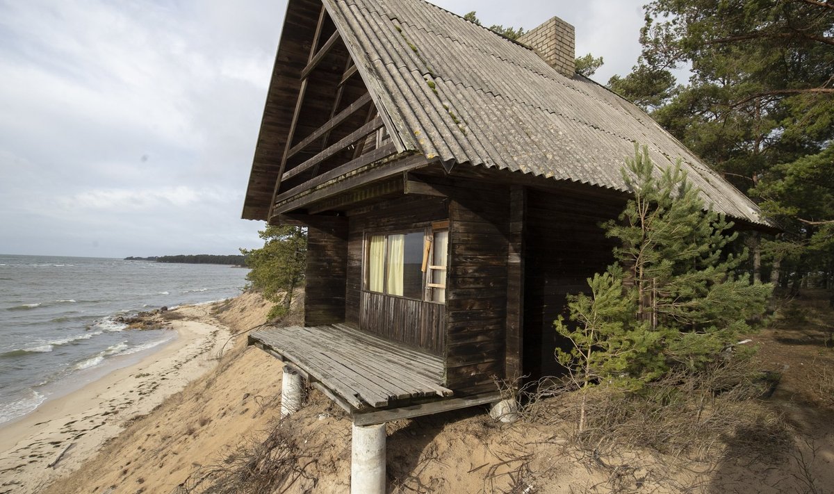 Laulasmaal Lohusaare teel asuv maja, mis liigub iga aastaga aina rohkem mere poole.