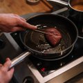 VIDEO | Raskusi veiseliha küpsetamisega? Just tänu sellele geniaalsele nipile saad nautida mahlast steiki