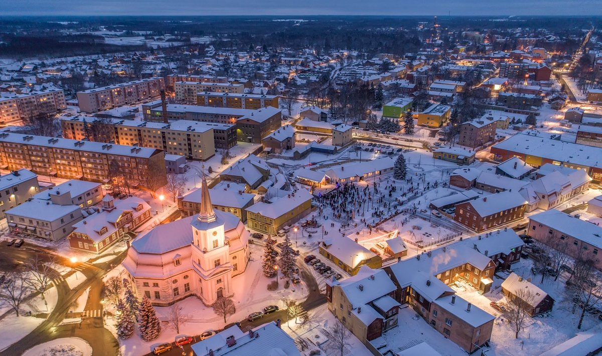 Valga keskväljak koos jõulukuuse ja uisuplatsiga.