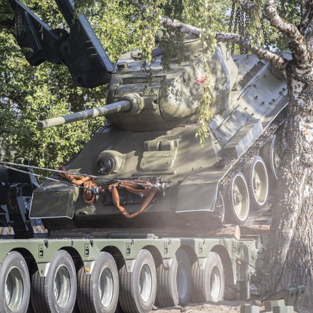 Leinav Narva. Šokeeritud kohalikud viisid tanki „haua“ juurde lilli. Linnaplatsil lebas puruks lõigatud Eesti pass