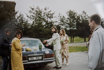 Briti ja Viljari pulmapäev 1994. aastal. Ühtki külalist polnud kutsutud, kuid kolleegid üllatasid. Improviseeritud pulmalaud kaeti autokapotile.