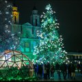 ФОТО | Счастливый конец для не совсем рождественской сказки: как елка в Каунасе сначала зажглась, потом загорелась и снова засияла