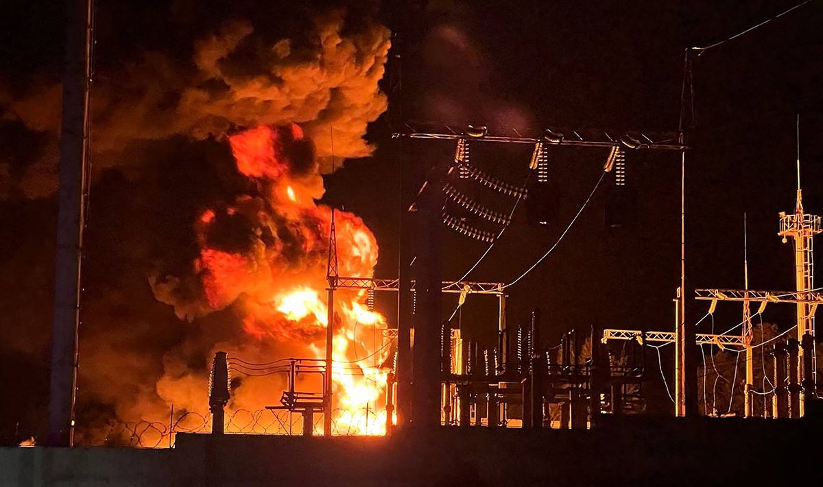 Пожар на электростанции в Белгороде после украинского обстрела 14 октября 2022 года. Фото носит иллюстративный характер.