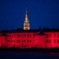 ФОТО | В память о жертвах мартовской депортации в Таллинне зажгли свечи, а Батарейная тюрьма окрасилась в красный цвет