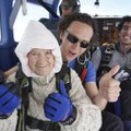 102-aastasest vanaprouast sai maailma kõige vanem langevarjur