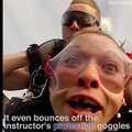 VIDEO | ÕUDNE! Naine jäi langevarjuhüppe ajal hammastest ilma