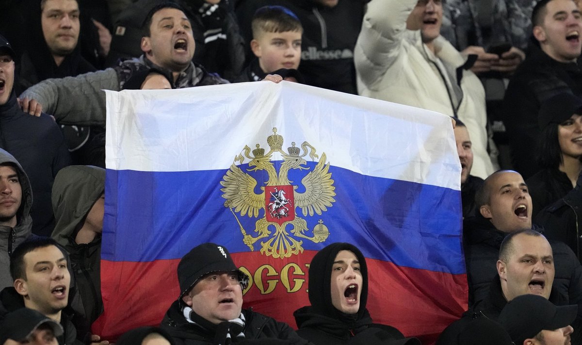 Belgradi Partizani jalgpallitiimi fännid lehvitavad uhkelt Venemaa lippu.