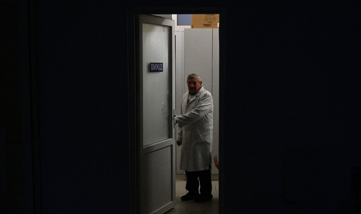 VALGUS JA UUS ELU: 23. novembril katkes Lvivis elekter. Valguseta jäänud haigla töötaja seisab sünnitusmaja uksel. Haiglad Ukrainas saavad praegu hakkama generaatorite abil.