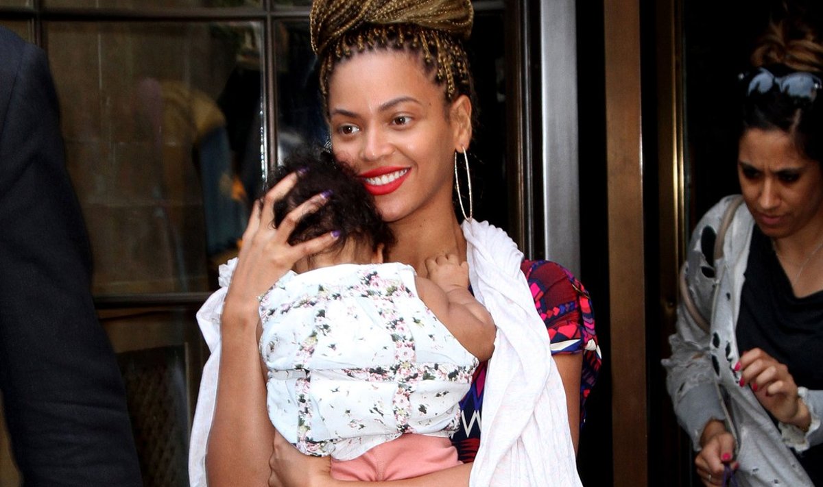 Beyonce koos oma vanima tütre Blue Ivyga 2012. aastal.