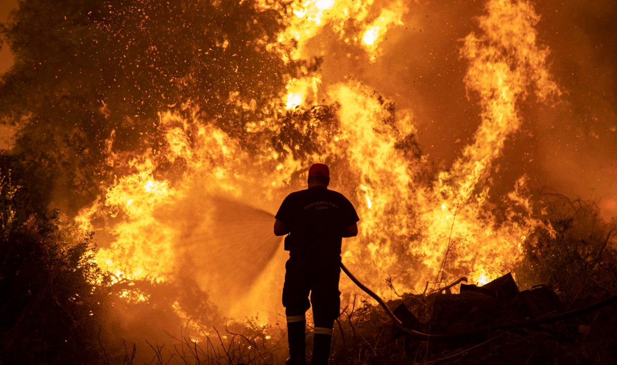 Tuletõrjuja võitlemas maastikupõlenguga Kreekas. ÜRO teadlased hoiatavad, et see on alles algus.