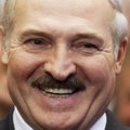 ВИДЕО: Лукашенко прокатился на электромобиле Tesla и поручил создать белорусский аналог