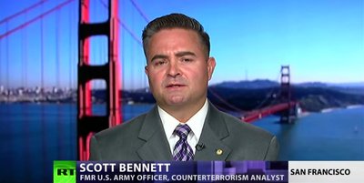 Скотт Беннетт выступает на телеканале RT в качестве бывшего офицера армии США и эксперта по борьбе с терроризмом