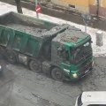 ФОТО | Водитель грузовика расплескал цемент по дороге