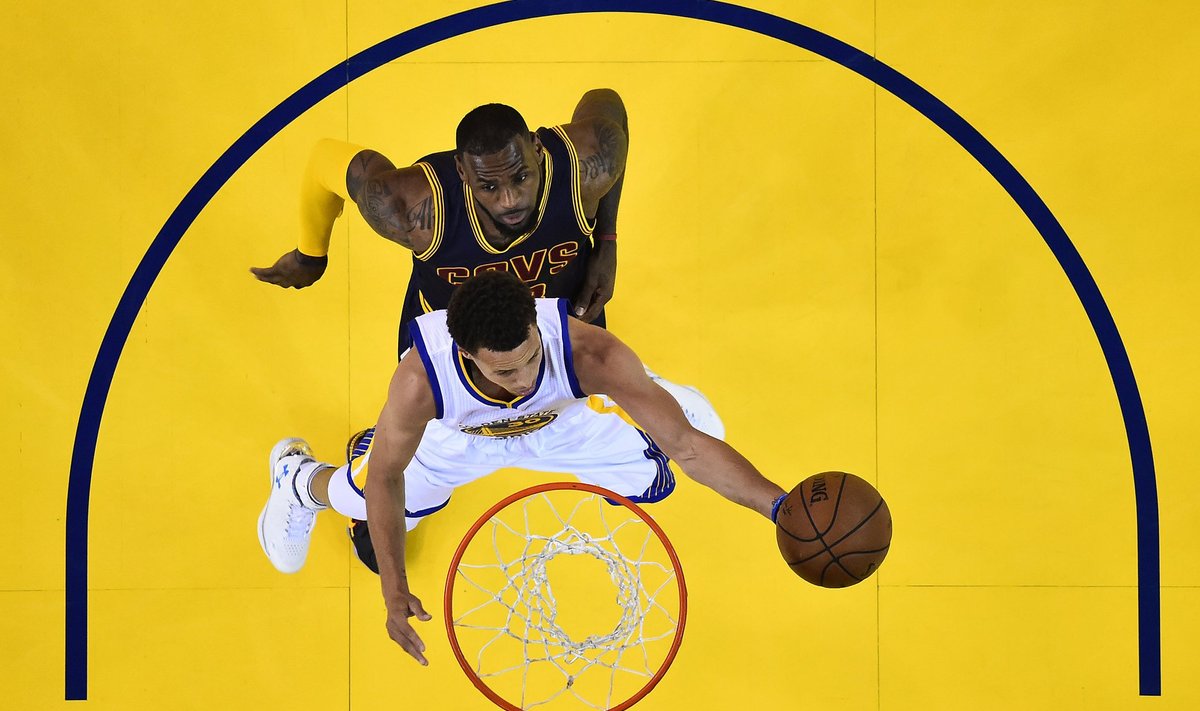 Stephen Curry (Golden State Warriors) ja LeBron James (Cleveland Cavaliers)
