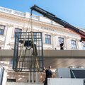 Rahusõnum maailmale: kuulsa Viini muuseumi Albertina katusele paigaldati hiiglaslik puuris revolver