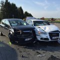 FOTOD | Assakul sõitis Opel Audile ette, kaks kannatanut viidi haiglasse
