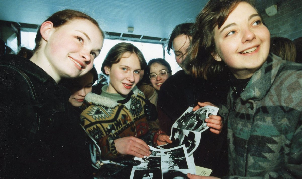 1997: Noored Michael Jacksoni fännid ootavad piletijärjekorras.