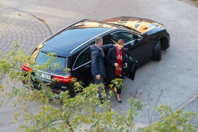 Kersti Kaljulaid väljumas asendusautost.
