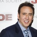 KLÕPS | Hingelt rahvamees! Nicolas Cage tähistas aastavahetust baaris, kus lahke käega jooke jagas
