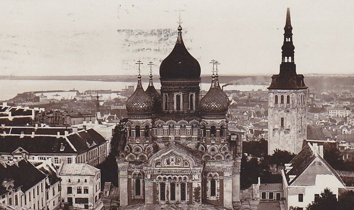Vaade arvatavasti 1920. aastatel Nevski katedraali ümbrusele. Paremal asuv hoone lammutati 1930. aastatel.