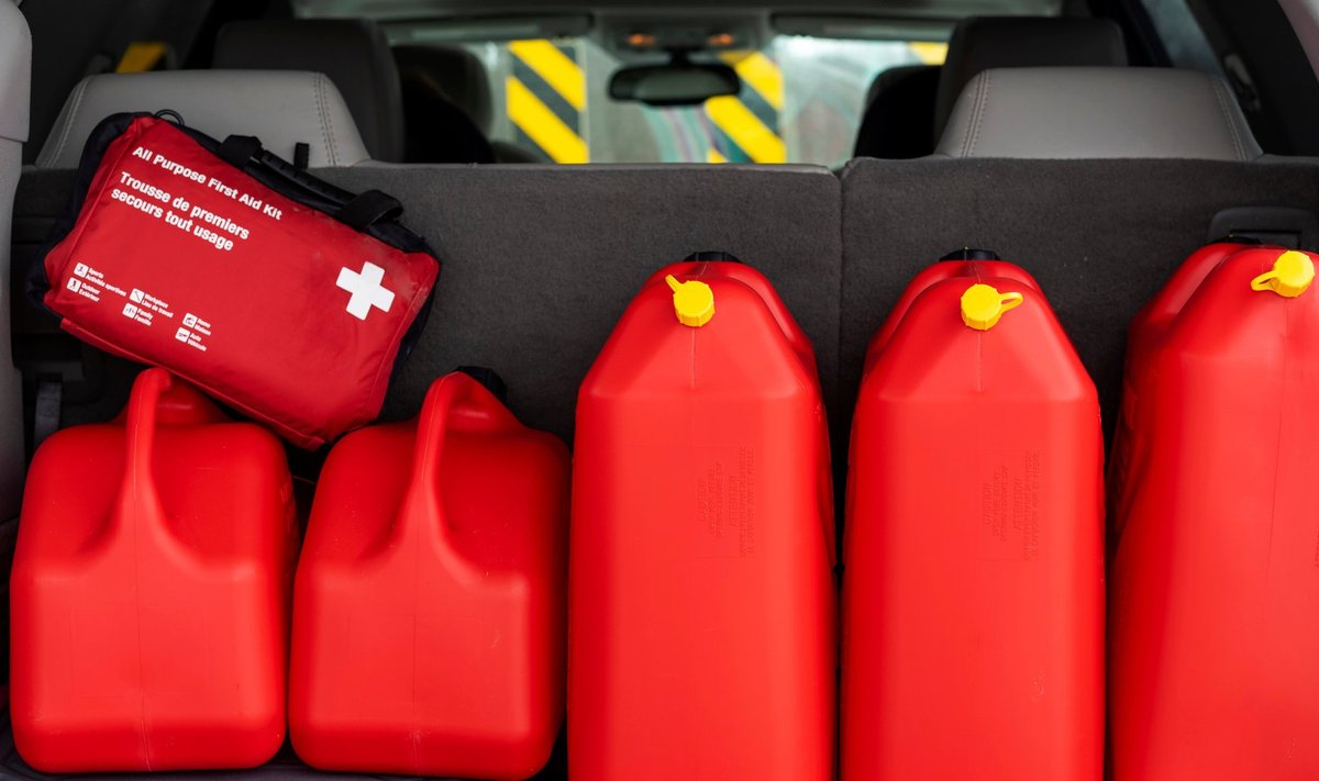 При перевозке топлива в багажнике автомобиля следует помнить, что пары бензина очень легко воспламеняются.