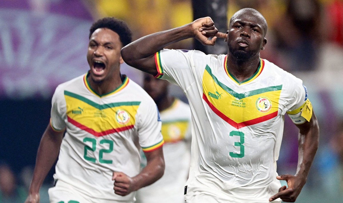 Abdou Diallo ja Kalidou Koulibaly Senegali võiduväravat tähistamas.