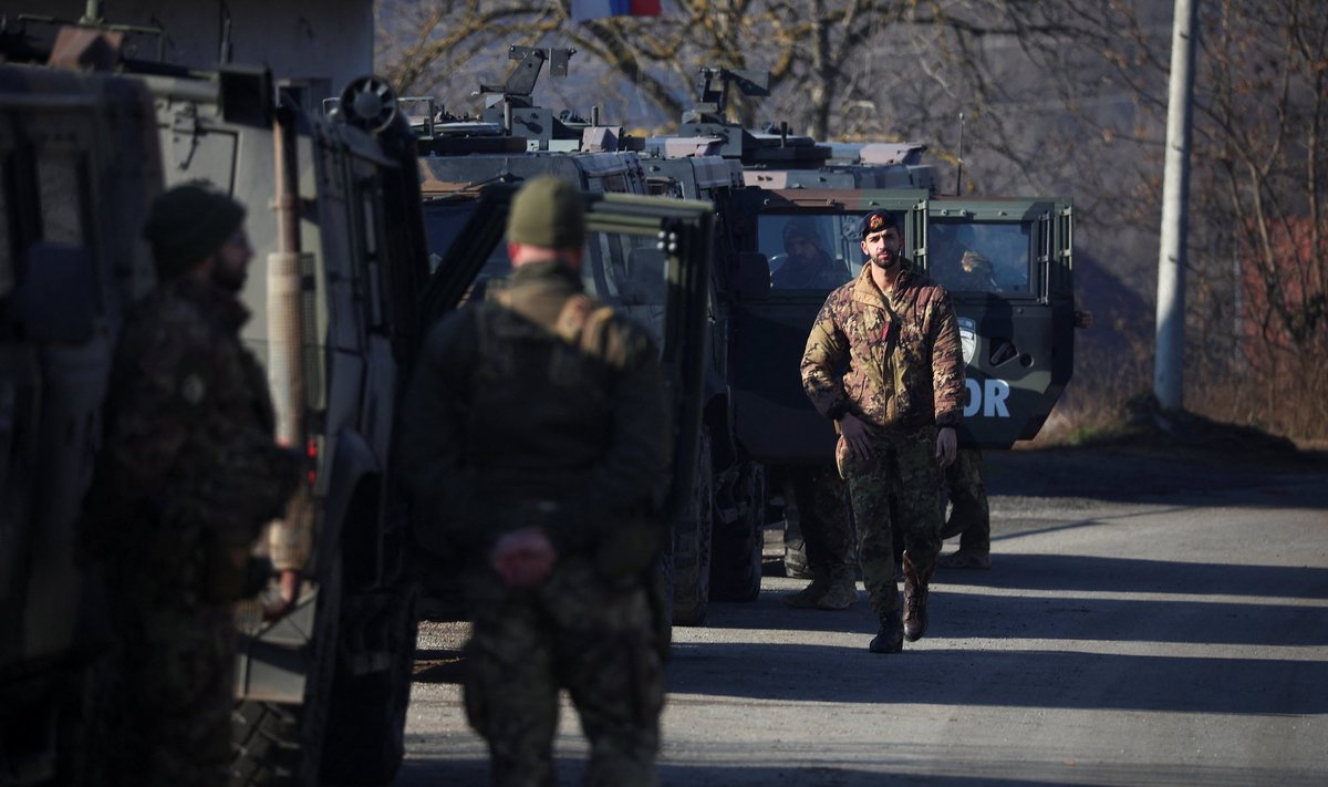 Rahuvalvejõud kinnitasid, et Põhja-Kosovos patrullivate NATO vägede lähedal kärgatasid püssipaugud. Kuid pole selge, kes oli tulistamise taga. 