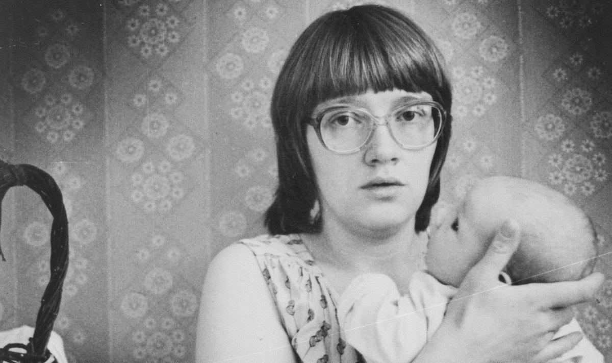Luuletaja Katrin Väli lastega, 1985.