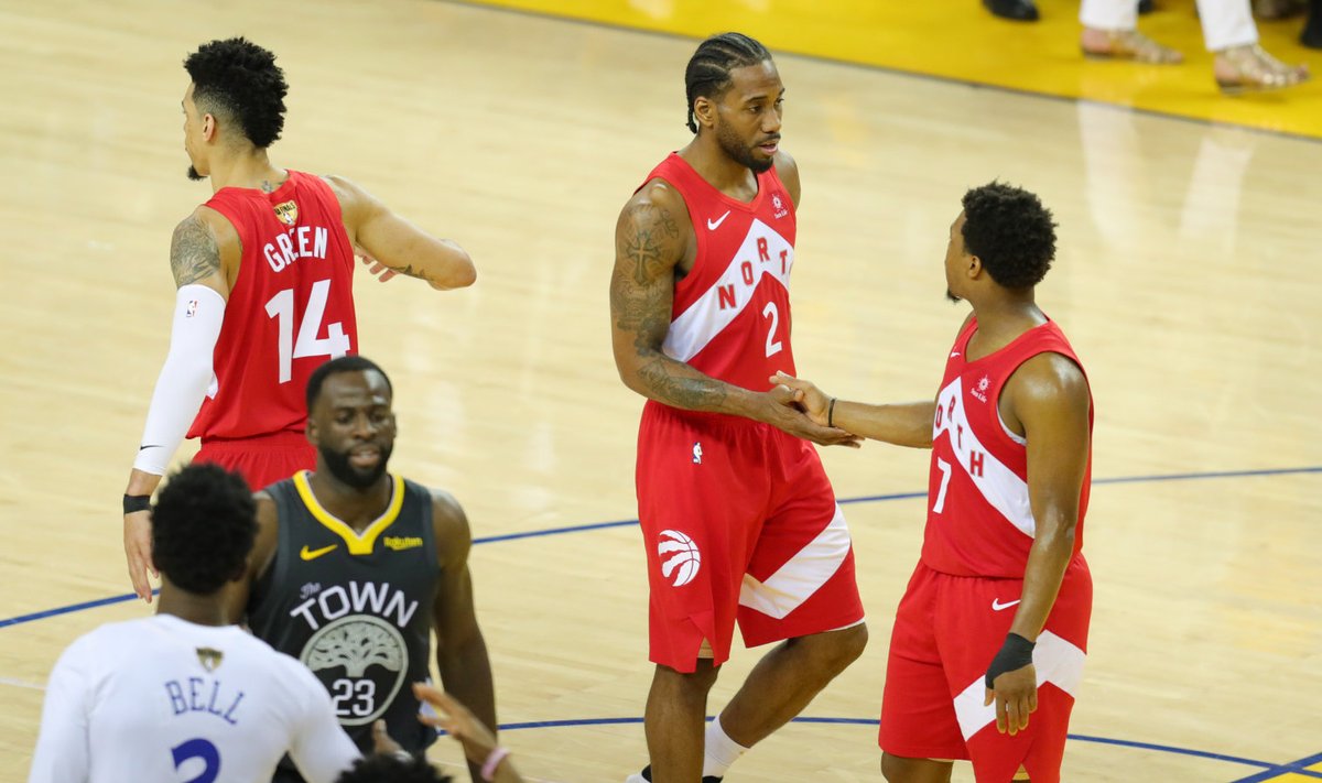 Toronto Raptorsi mängijad võitu tähistamas