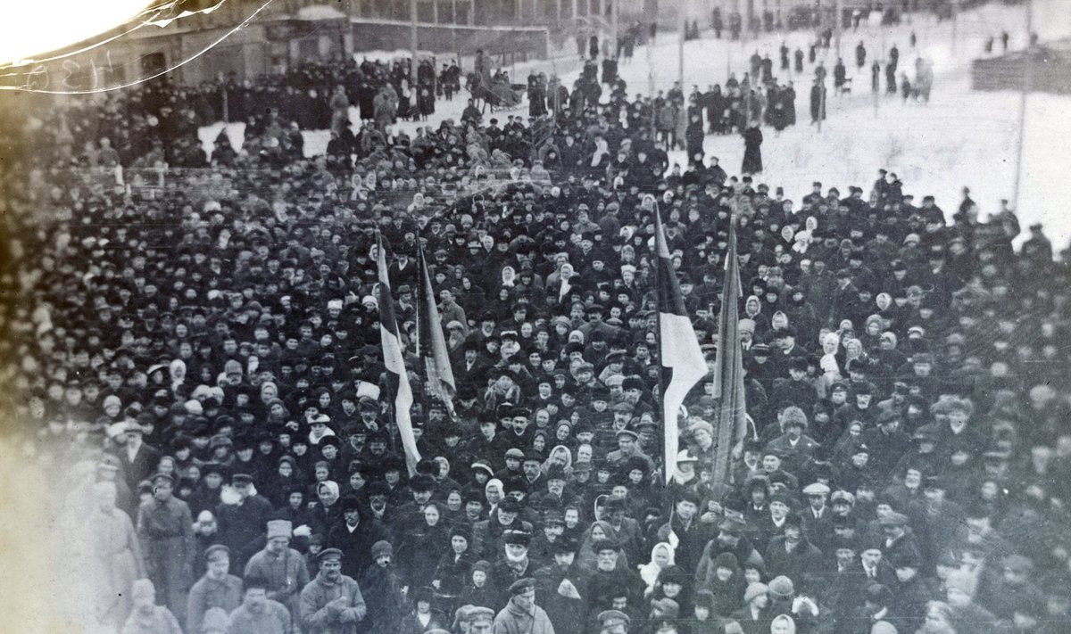 ДА ЗДРАВСТВУЕТ ЭСТОНИЯ! Парад перед театром "Эндла" 24 февраля 1918 года, на следующий день после провозглашения независимости в Пярну.