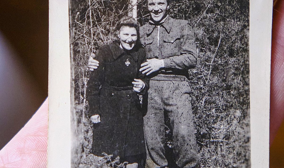 Õbluke, hallipäine, nüüd juba 98aastane Ellen silmitseb kodus diivanil istudes pikalt mustvalget pilti, mida ta käes hoiab.
