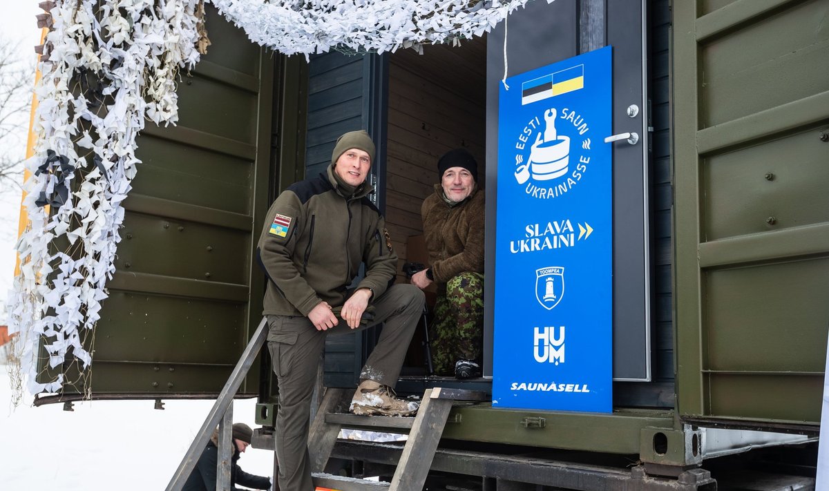 Esimest saunakompleksi kasutab vabatahtlike pataljon Karpatska Sitš. Pataljoni võitleja Juris Jurašs ja saunaprojekti üks juhte Ilmar Raag esimese leili ootel. Sinisel plakatil on kirjas, kelle abil projekt teoks saab.