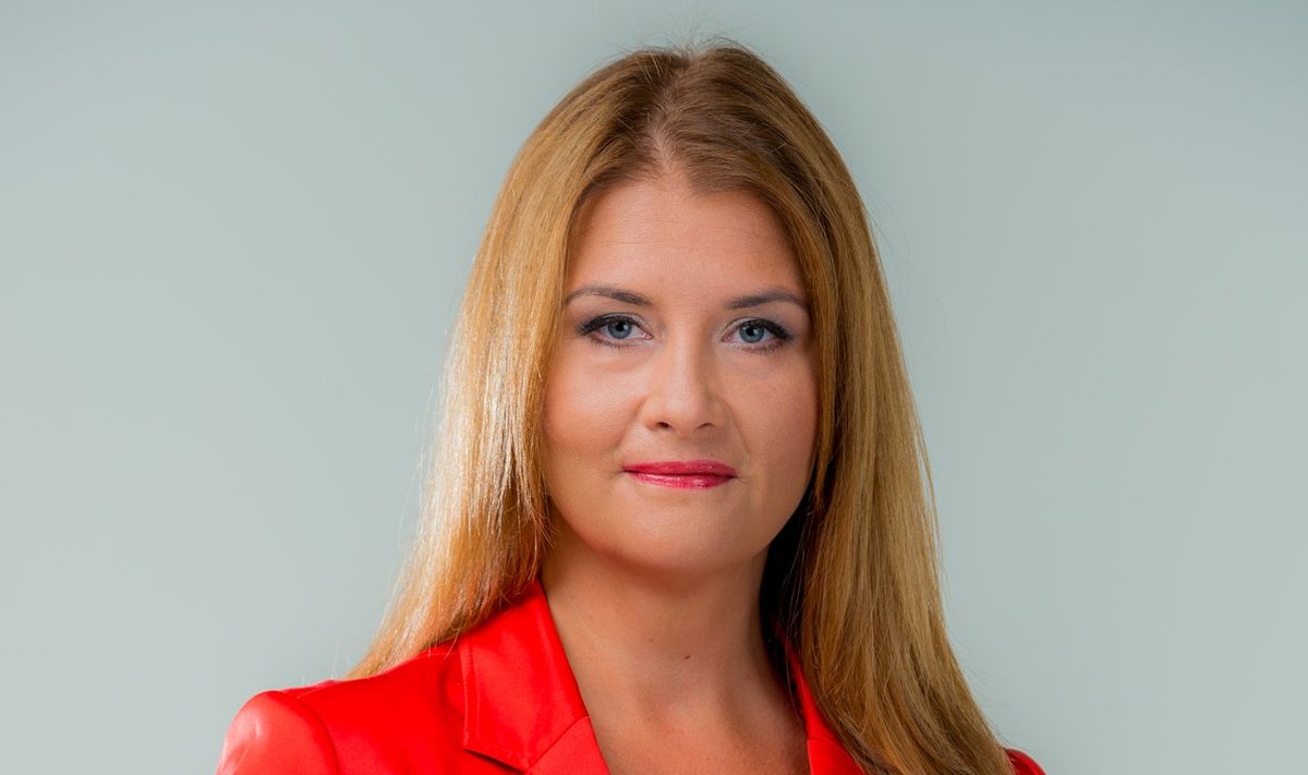 SAAGE TUTTAVAKS: Hariduselt ja varasemalt töölt jurist, sai Liisa Oviir ettevõtlusministriks 2015. aasta septembris. Kuulub Sotsiaaldemokraatlikku erakonda.