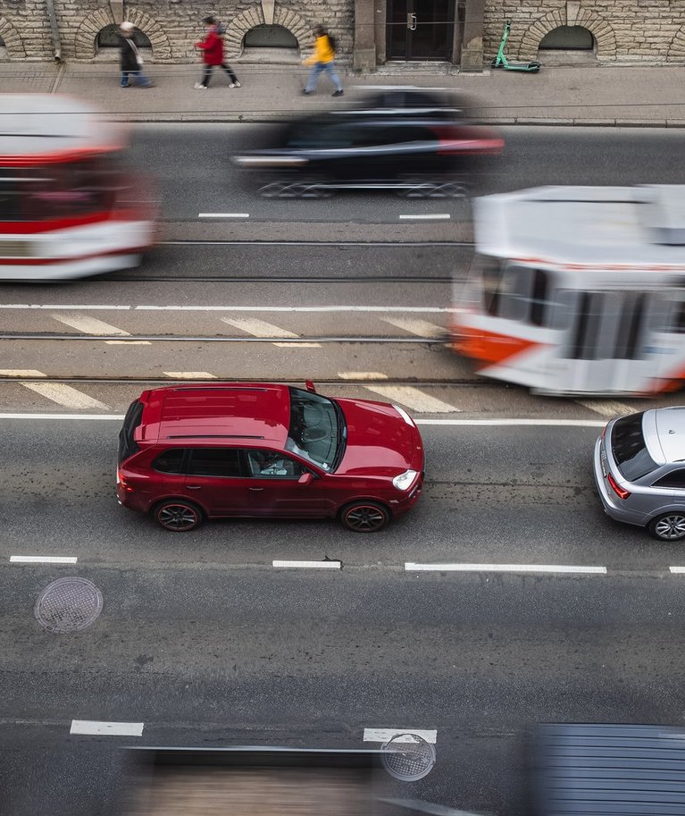 2019. aastal tegi oma igapäevaseid sõite autoga 377 000 eestlast. 19 aastat varem oli selliseid inimesi ligi poole vähem, 194 000.