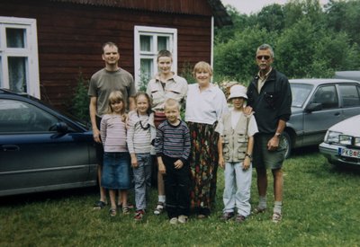 Briti vanemad, vend oma lastega ning Briti ja Viljari lapsed Pärnumaal maakodus.