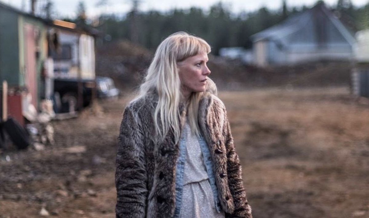 Soome näitlejanna Laura Birni Riita on kaevandusküla saatuslik naine, kes kolme mehe pea segamini ajab.
