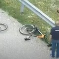 VIDEO | Hirmus kukkumine: rattatäht lendas Girol peaga vastu asfalti, ratas läks pooleks