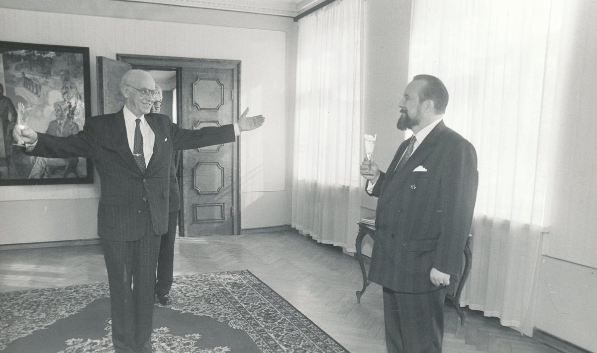 Lennart Meri ja Ülo Nugis. 1992. aastal olevat Lennart Meril tekitanud paksu verd, et president Meril ei sobinud Soome suursaadiku kohalt iseennast tagasi kutsuda, mistõttu kirjutas paberitele alla riigi n-ö teine mees Ülo Nugis.